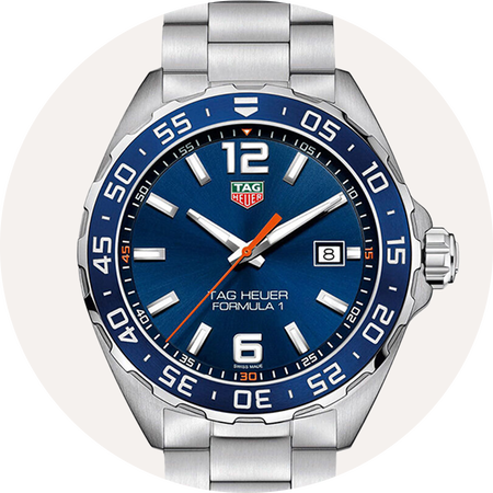 Montre TAG Heuer Formula 1 sur un fond beige.